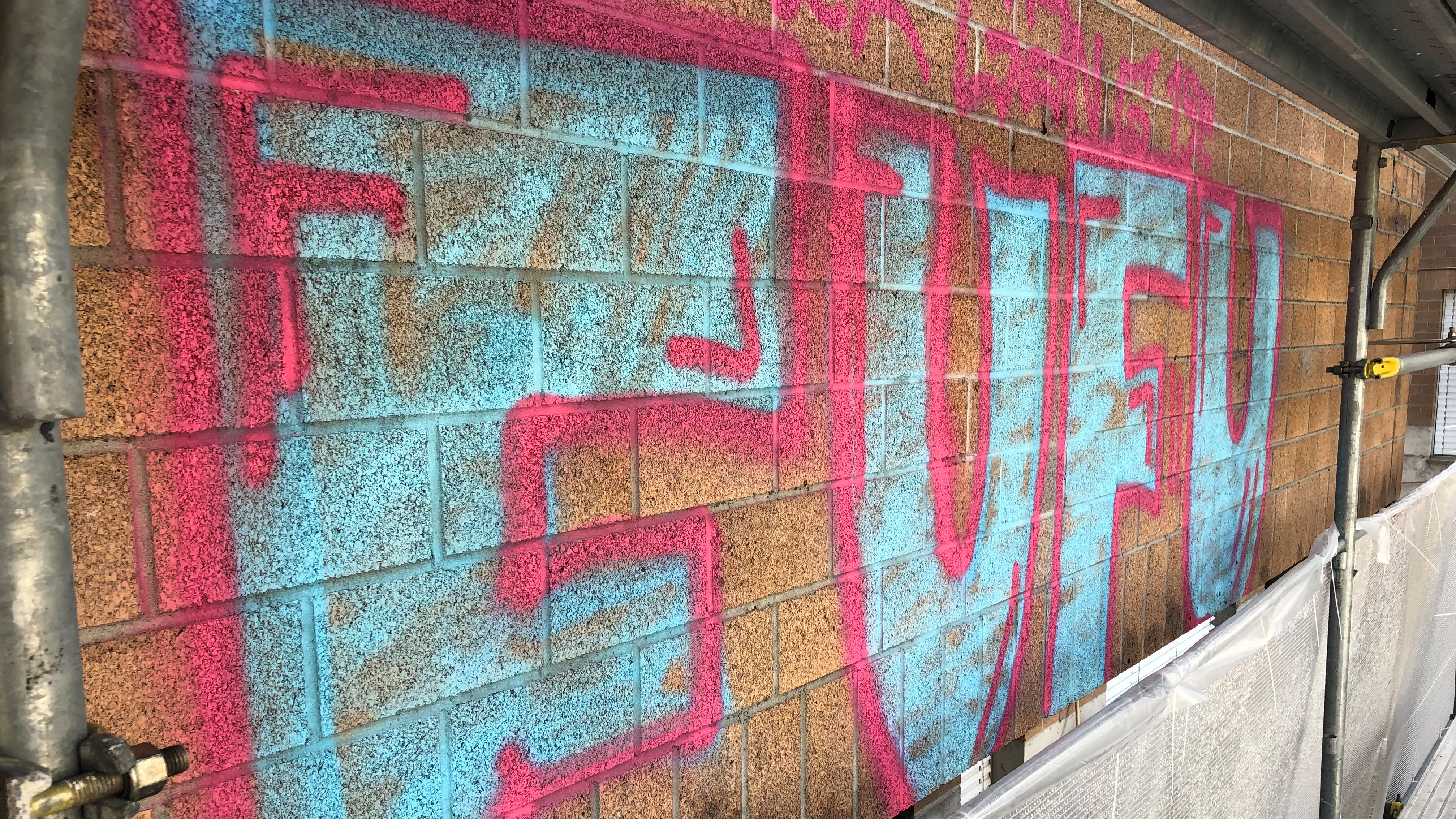 Mauer mit Graffiti